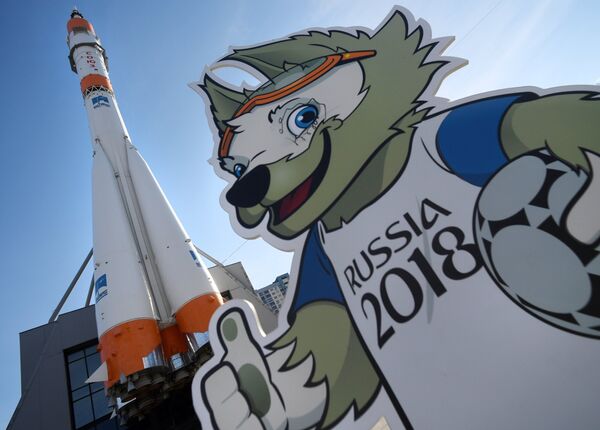 Фигура талисмана чемпионата мира по футболу 2018 в России волка Забиваки у музейно-выставочного комплекса Самара Космическая Фигура талисмана чемпионата мира по футболу 2018 в России волка Забиваки у музейно-выставочного комплекса Самара Космическая