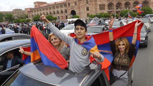 Протестующие с армянскими флагами