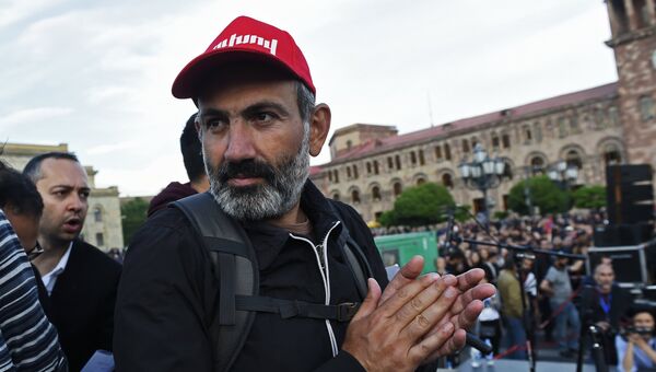 Лидер оппозиционного движения Мой шаг Никол Пашинян во время митинга на площади Республики в Ереване. 29 апреля 2018