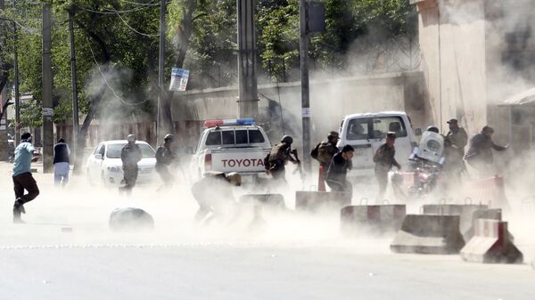 Афганские силы безопасности на месте взрыва в Кабуле. 30 апреля 2018