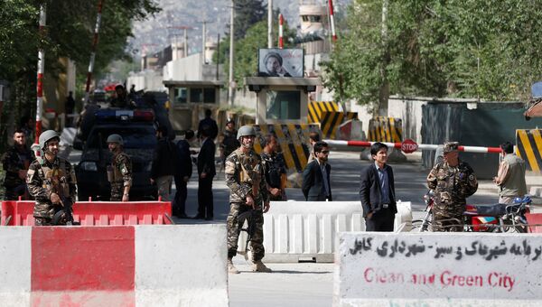 Афганские силы безопасности рядом с местом взрыва в Кабуле, Афганистан. 30 апреля 2018