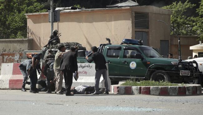 На месте взрыва в Кабуле. 30 апреля 2018