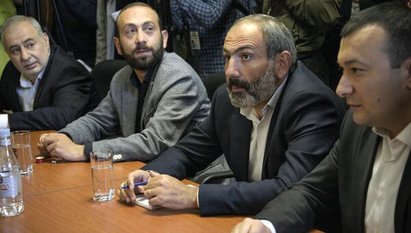 Лидер армянской оппозиции Никол Пашинян встречается с членами парламента в Ереване. 30 апреля 2018