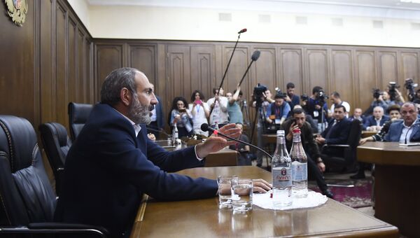Кандидат в премьер-министры, лидер партии Елк Никол Пашинян на встрече с представителями фракции Республиканской партии Армении. 30 апреля 2018