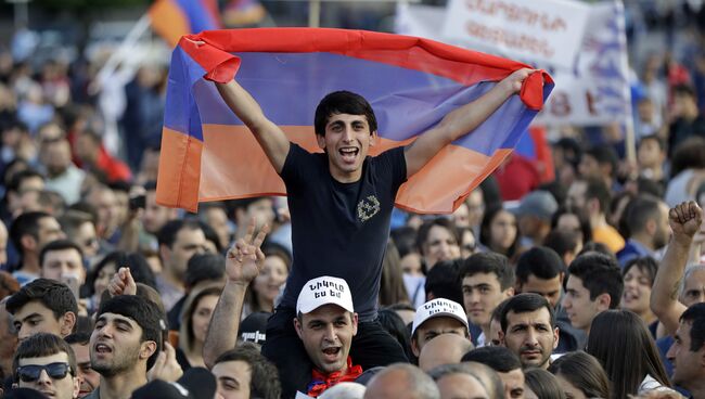 Участники митинга в Ереване