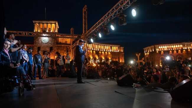 Лидер оппозиционного движения Мой шаг Никол Пашинян во время митинга на площади Республики в Ереване. Архивное фото