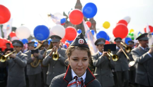 Участники первомайской демонстрации на Красной площади в Москве