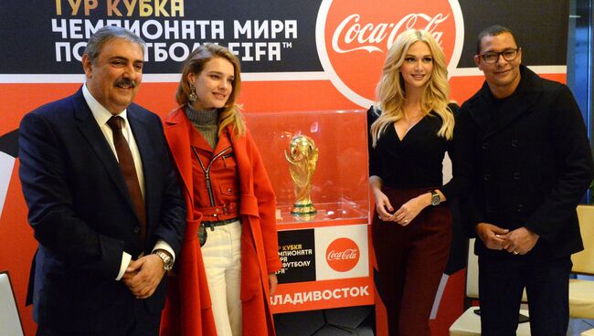 енеральный директор Coca-Cola HBC Россия Стефанос Вафеидис, модель Наталья Водянова, посол тура кубка чемпионата мира по фуболу ФИФА 2018 Виктория Лопырева и бразильский футболист Жилберту Силва во время презентации кубка чемпионата мира по футболу ФИФА-2018 во Владивостоке