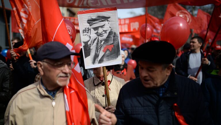 Участники первомайской демонстрации фракции КПРФ на Красном проспекте в Новосибирске. 1 мая 2018