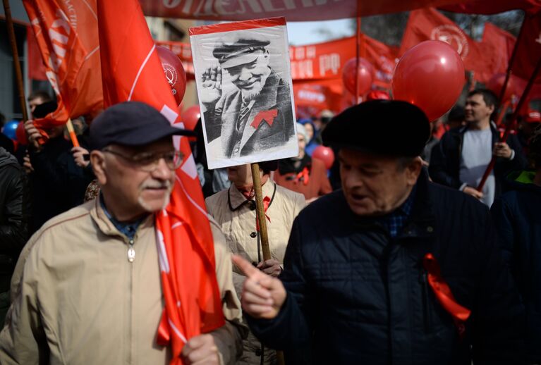 Участники первомайской демонстрации фракции КПРФ на Красном проспекте в Новосибирске. 1 мая 2018