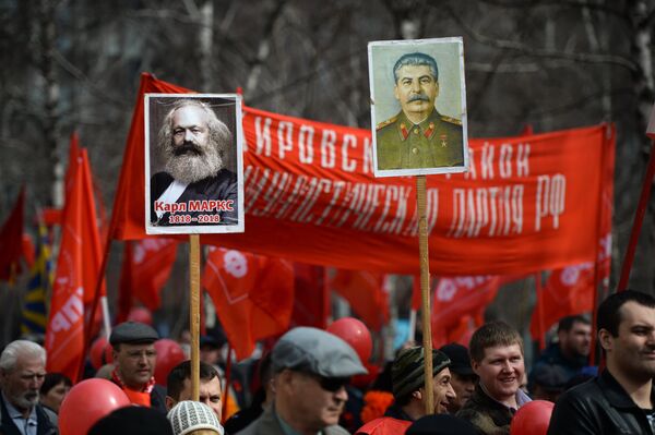 Участники первомайской демонстрации фракции КПРФ на Красном проспекте в Новосибирске. 1 мая 2018 Участники первомайской демонстрации фракции КПРФ на Красном проспекте в Новосибирске. 1 мая 2018