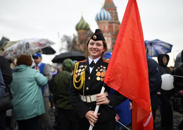 Участница первомайской демонстрации на Красной площади в Москве. 1 мая 2018