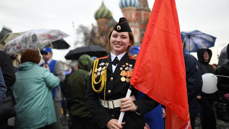 Участница первомайской демонстрации на Красной площади в Москве. 1 мая 2018