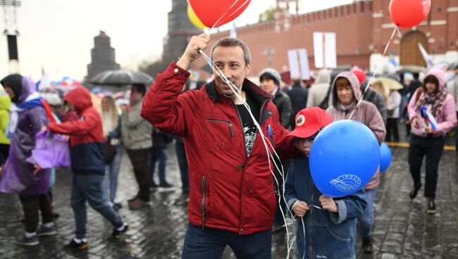 Участники первомайской демонстрации на Красной площади в Москве. 1 мая 2018