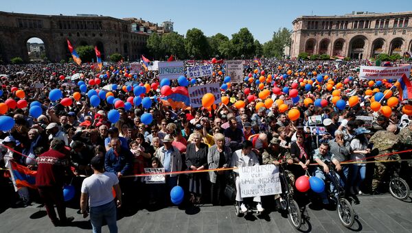 Митинг сторонников лидера оппозиции в Армении Никола Пашиняна в Ереване. 1 мая 2018