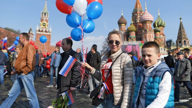 Участники первомайской демонстрации у Красной площади в Москве. 1 мая 2018