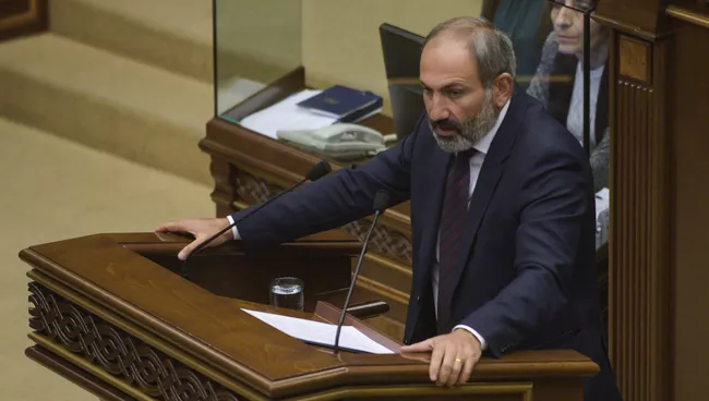 Кандидат в премьер-министры Армении Никол Пашинян выступает на внеочередной сессии парламента в Ереване. 1 мая 2018
