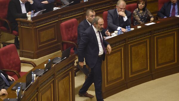 Кандидат в премьер-министры, лидер партии Елк Никол Пашинян на внеочередном заседании по выборам нового премьер-министра в парламенте Армении. 1 мая 2018