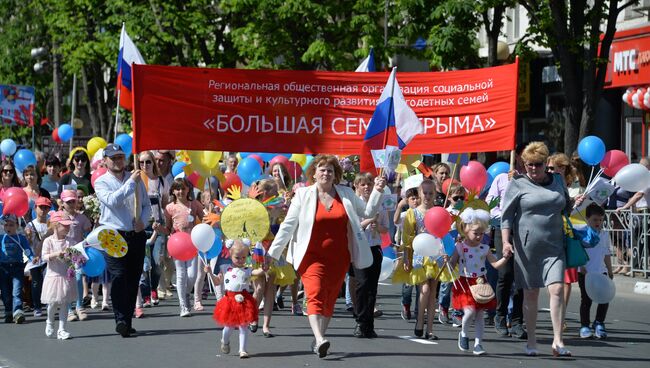 Участники первомайской демонстрации в Симферополе. 1 мая 2018