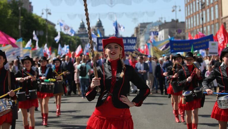 Участники первомайской демонстрации в Киеве