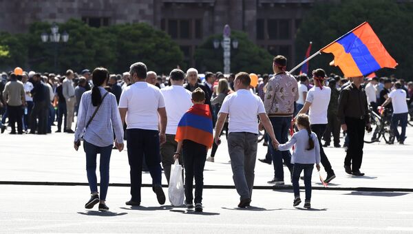 Участники митинга сторонников лидера оппозиции в Армении Никола Пашиняна на площади Республики в Ереване. 1 мая 2018