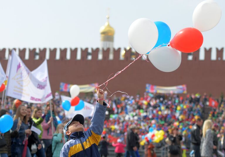 Участники первомайской демонстрации на Красной площади в Москве