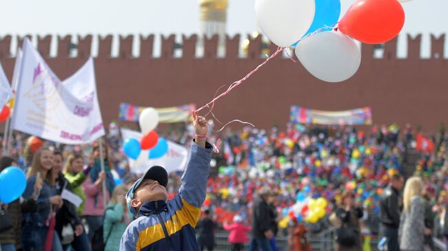 Участники первомайской демонстрации на Красной площади в Москве