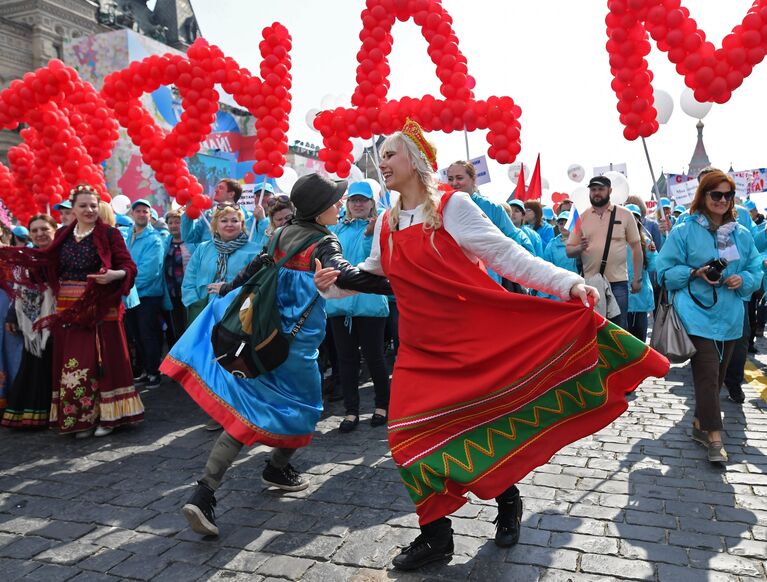 Участники первомайской демонстрации на Красной площади в Москве