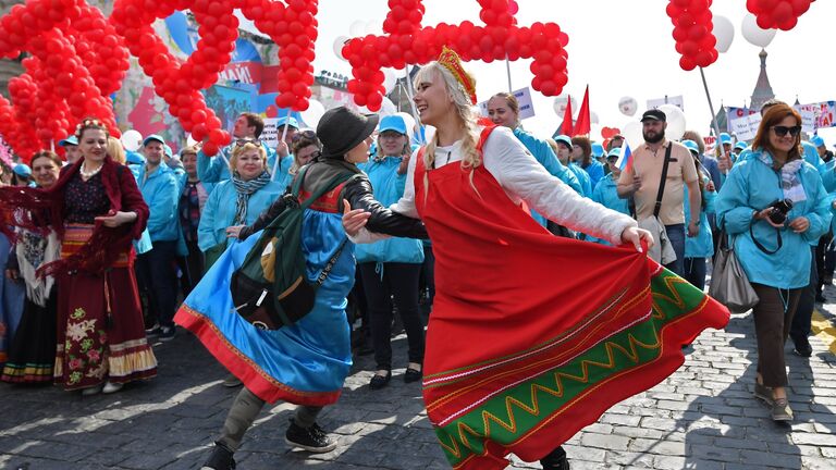 Участники первомайской демонстрации на Красной площади в Москве