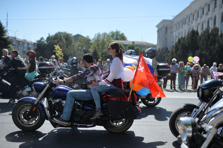 Участники первомайской демонстрации в Симферополе