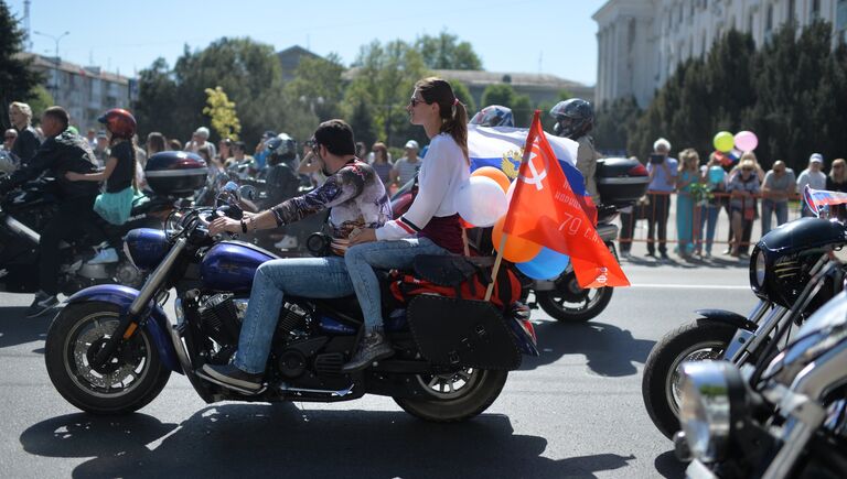 Участники первомайской демонстрации в Симферополе