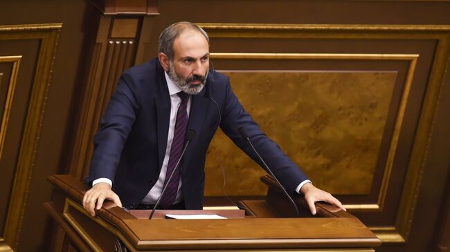 Кандидат в премьер-министры Никол Пашинян на внеочередном заседании по выборам нового премьер-министра в парламенте Армении. 1 мая 2018