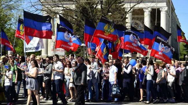 Участники первомайской демонстрации в Донецке