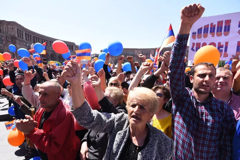 Участники митинга сторонников лидера оппозиции в Армении Никола Пашиняна на площади Республики в Ереване. 1 мая 2018 Участники митинга сторонников лидера оппозиции в Армении Никола Пашиняна на площади Республики в Ереване. 1 мая 2018