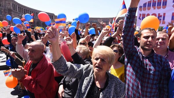 Участники митинга сторонников лидера оппозиции в Армении Никола Пашиняна на площади Республики в Ереване. 1 мая 2018
