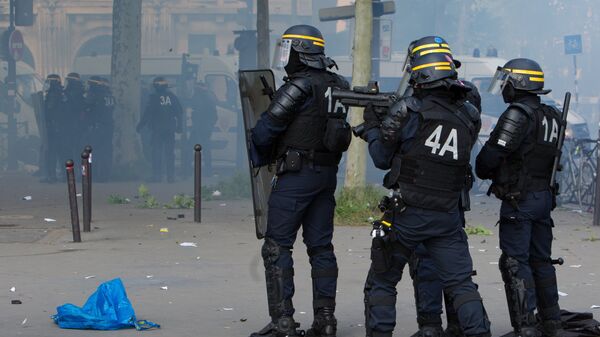 Сотрудники полиции во время беспорядков, возникших во время первомайской демонстрации в Париже