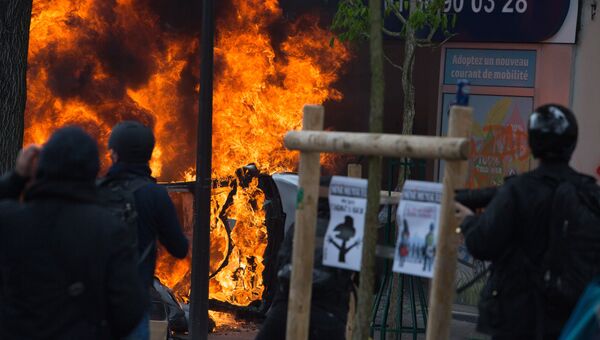 Участники беспорядков, возникших во время первомайской демонстрации в Париже