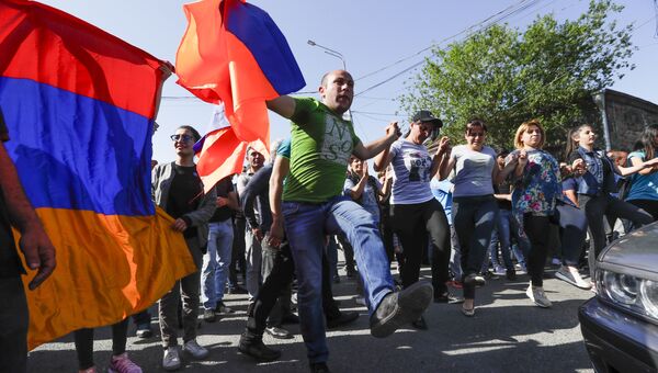 Сторонники армянской оппозиции блокируют дорогу в аэропорт время протестов в Ереване. 2 мая 2018