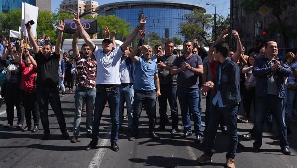 Сторонники лидера оппозиции в Армении Никола Пашиняна перекрывают одну из улиц Еервана. 2 мая 2018