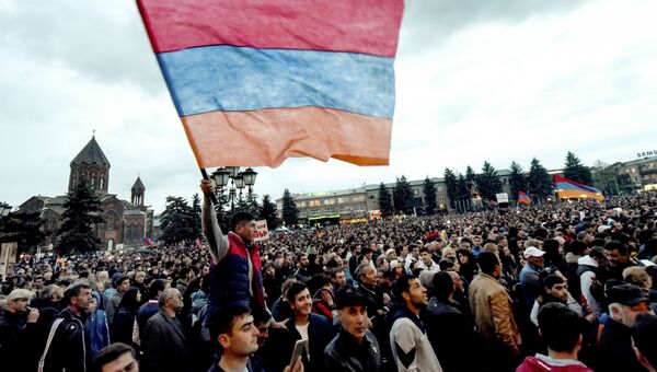 Участники митинга сторонников лидера оппозиции в Армении Никола Пашиняна на площади в Гюмри. 27 апреля 2018