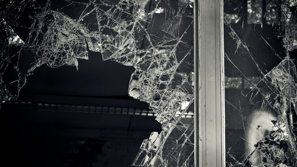 Разбитое окно. Архивное фото