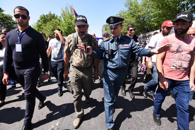 Заместитель начальника полиции Еревана Валерий Осипян разговаривает с лидером оппозиции в Армении Николом Пашиняном во время возобновившихся акций протеста в Ереване. 2 мая 2018 Заместитель начальника полиции Еревана Валерий Осипян разговаривает с лидером оппозиции в Армении Николом Пашиняном во время возобновившихся акций протеста в Ереване. 2 мая 2018