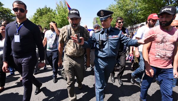 Заместитель начальника полиции Еревана Валерий Осипян разговаривает с лидером оппозиции в Армении Николом Пашиняном во время возобновившихся акций протеста в Ереване. 2 мая 2018