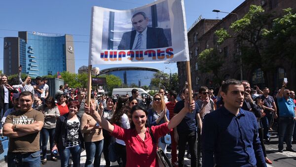 Сторонники лидера оппозиции в Армении Никола Пашиняна перекрывают одну из улиц Еревана. 2 мая 2018