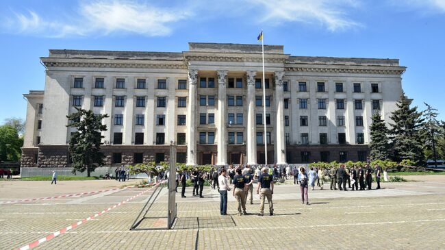 Участники траурных мероприятий у Дома профсоюзов. Архивное фото