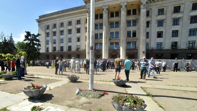 Участники траурных мероприятий у Дома профсоюзов на площади Куликово поле в Одессе в память о погибших при пожаре 2 мая 2014 года.  2 мая 2018