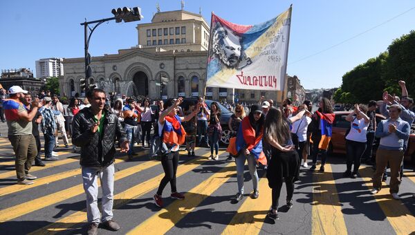 Сторонники лидера оппозиции в Армении Никола Пашиняна перекрывают автодорогу в районе площади Республики.  2 мая 2018