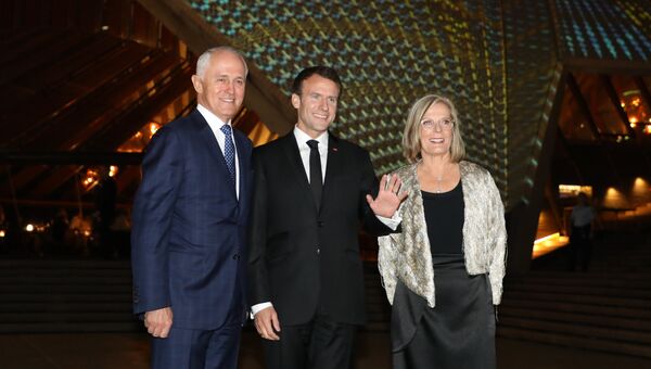 Президент Франции Эммануэль Макрон, премьер-министр Австралии Малкольм Тернбулл и его жена Люси Тернбулл в Сиднее. 1 мая 2018