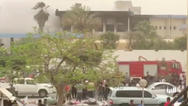 На месте взрыва в штаб-квартире Высшей избирательной комиссии в Триполи, Ливия. 2 мая 2018