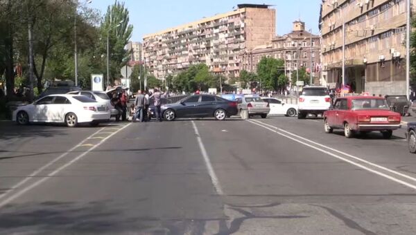 Оппозиционеры блокировали дороги на акции гражданского неповиновения в Ереване